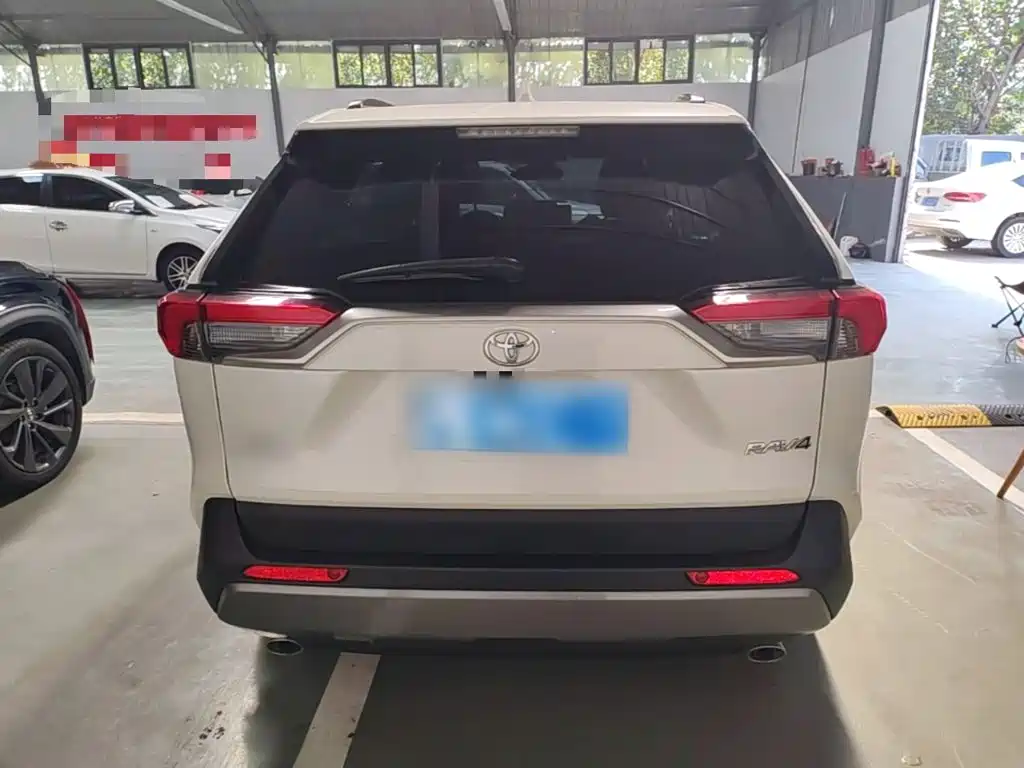 Toyota RAV4 — фото 6