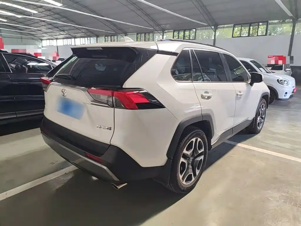 Toyota RAV4 — фото 7