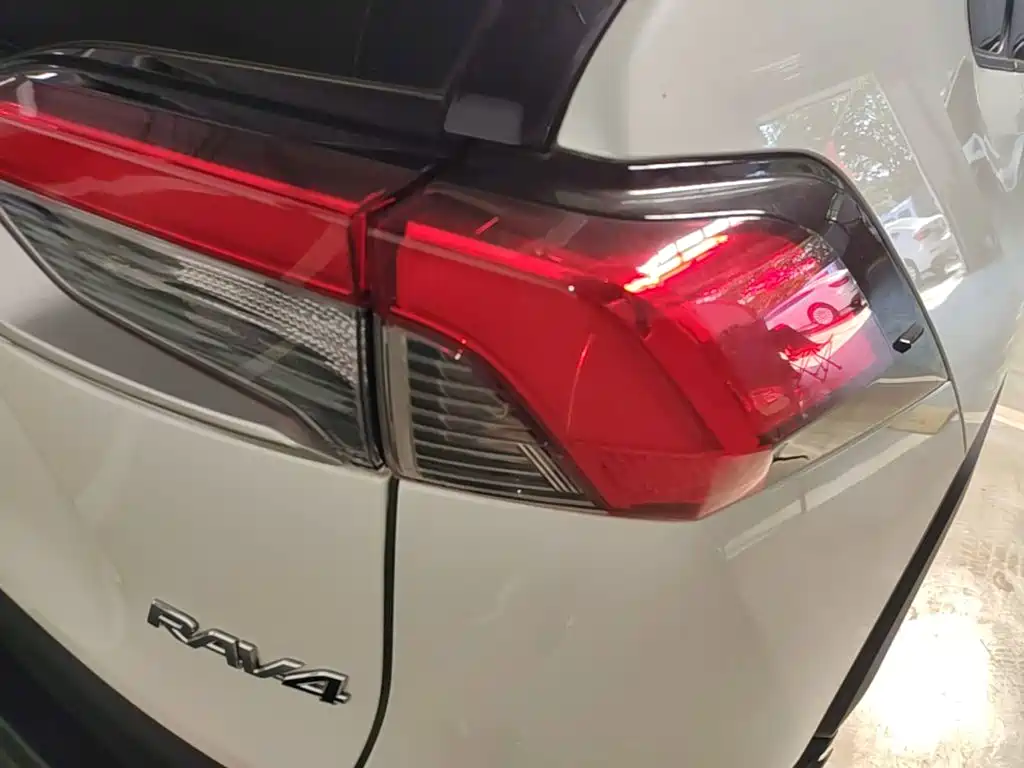 Toyota RAV4 — фото 8