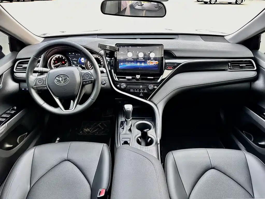 Toyota Camry — фото 5