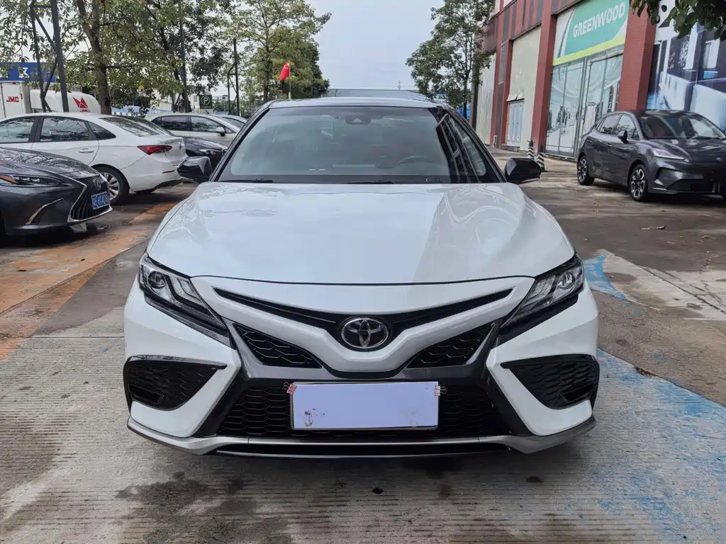 Toyota Camry — фото 2