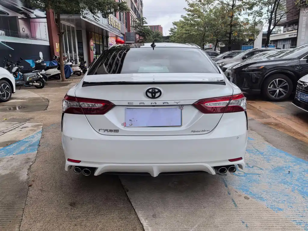 Toyota Camry — фото 5