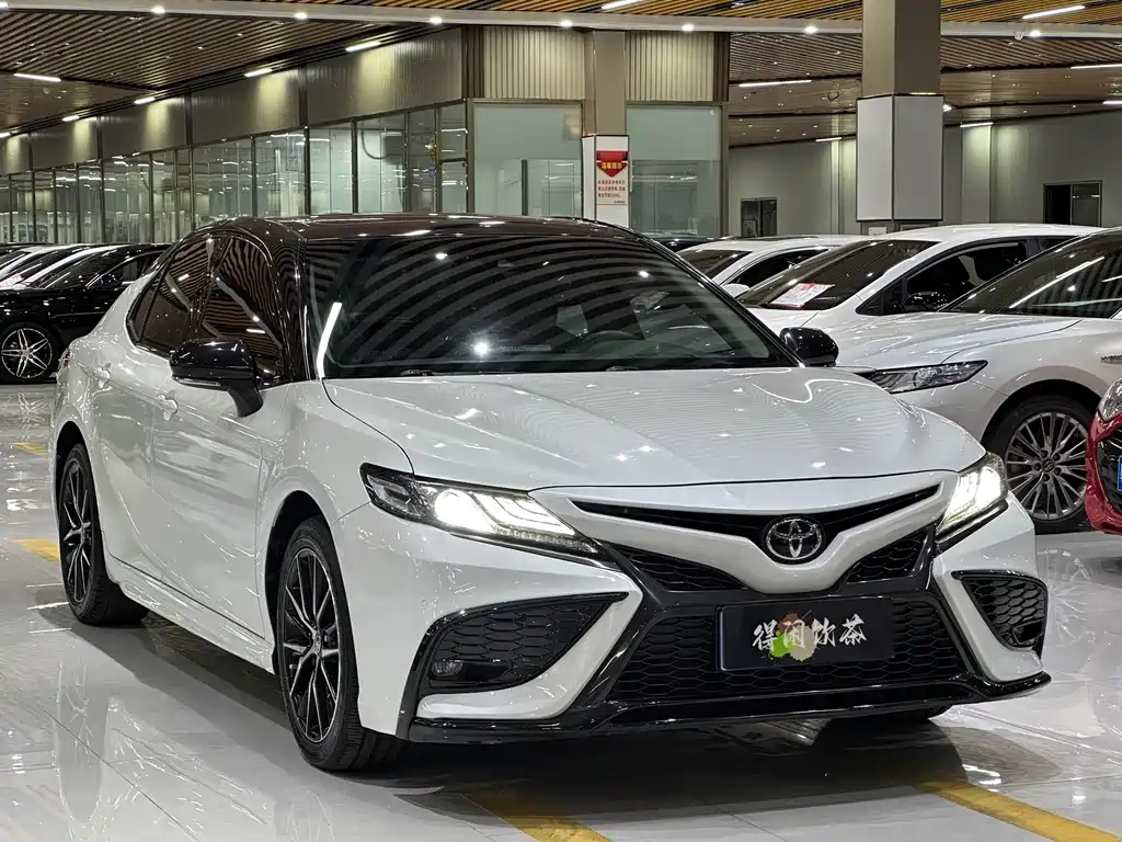 Toyota Camry — фото 3