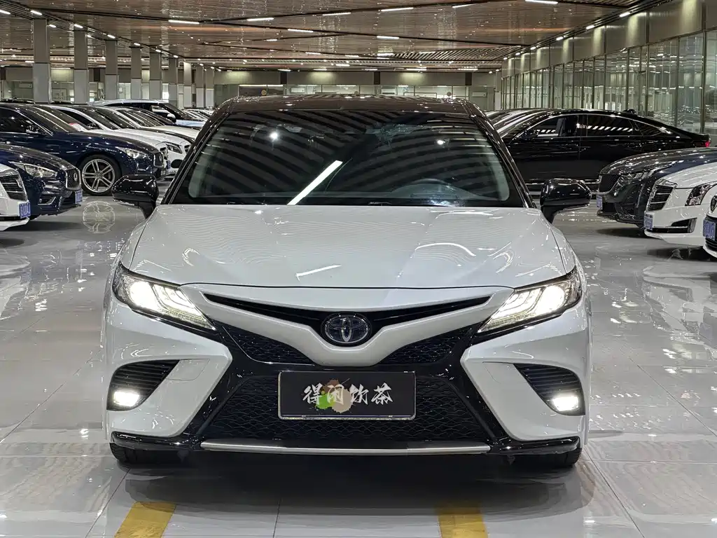 Toyota Camry — фото 2