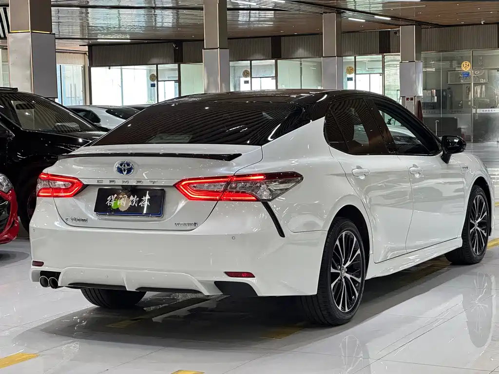 Toyota Camry — фото 18