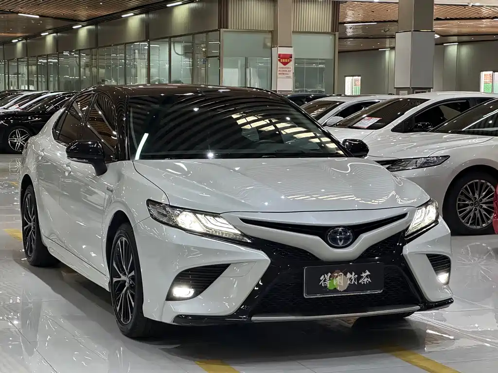 Toyota Camry — фото 3