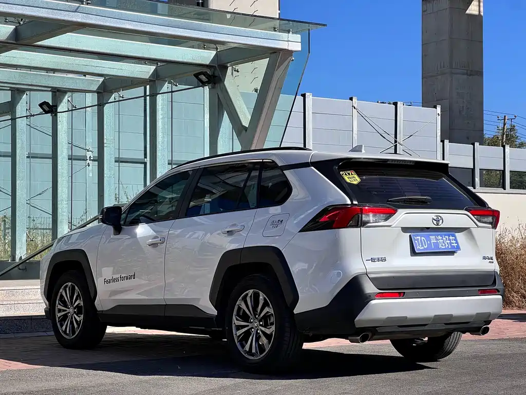 Toyota RAV4 — фото 6