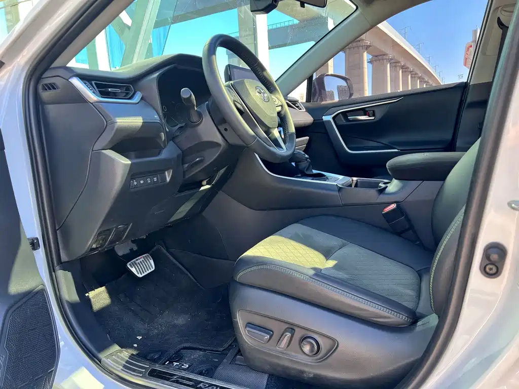 Toyota RAV4 — фото 7