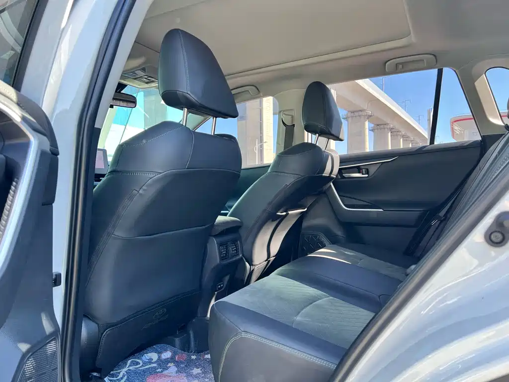 Toyota RAV4 — фото 9