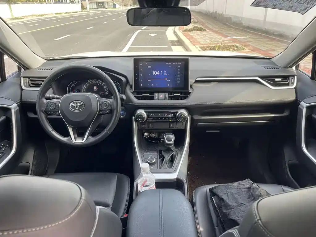 Toyota RAV4 — фото 6