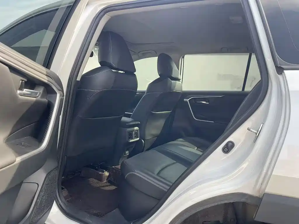 Toyota RAV4 — фото 8