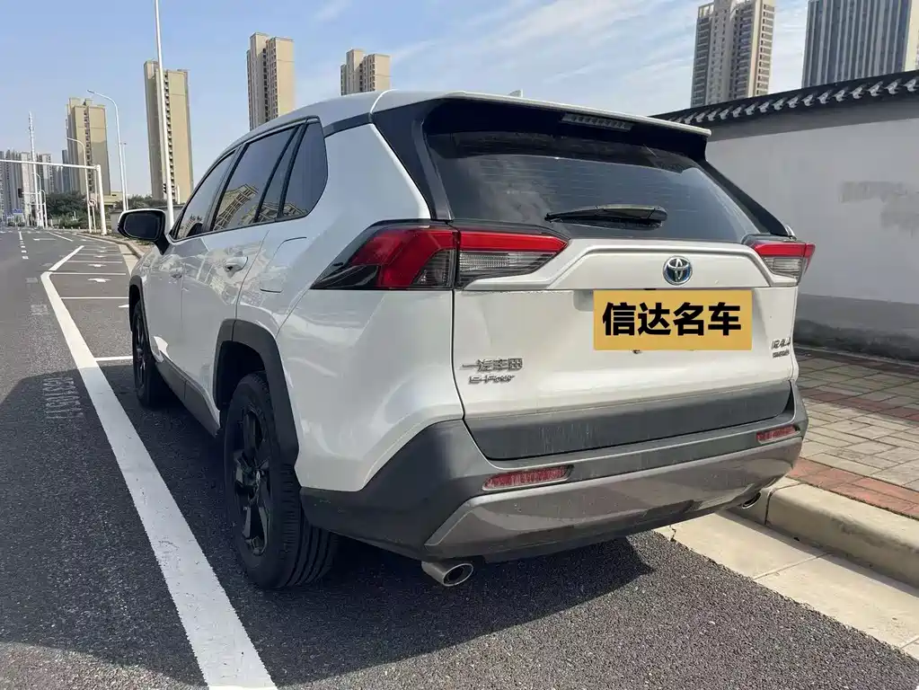 Toyota RAV4 — фото 10