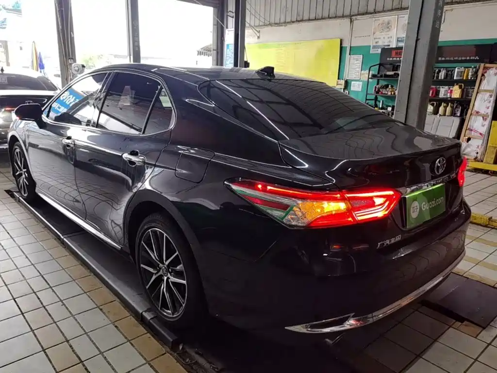 Toyota Camry — фото 5