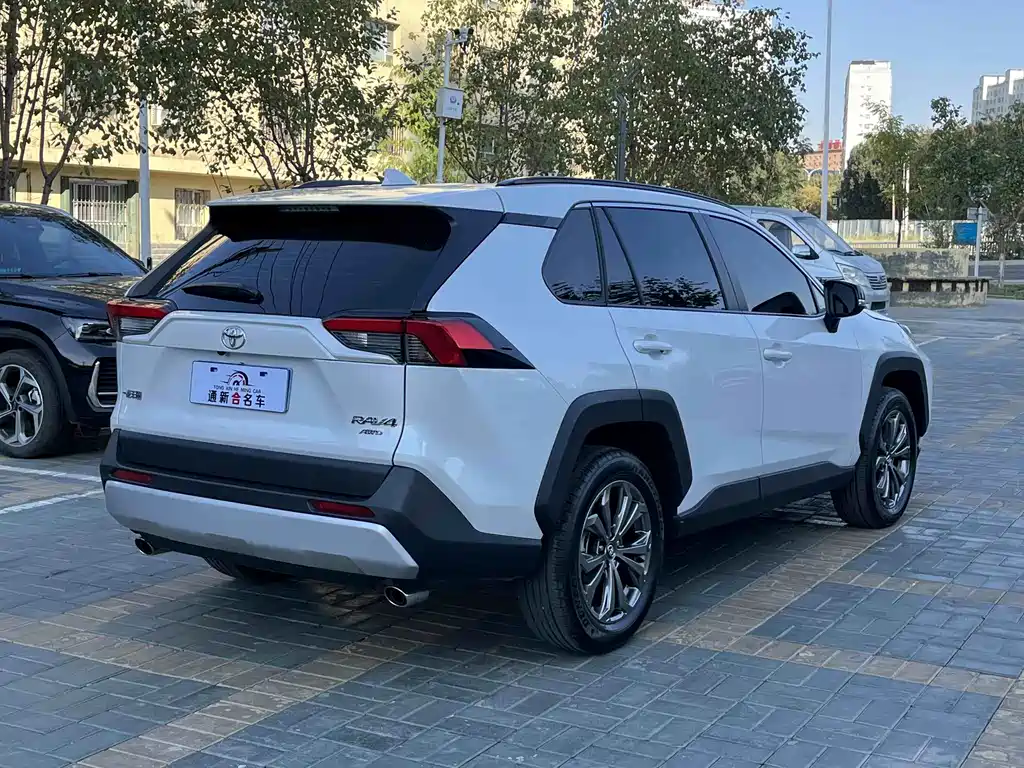 Toyota RAV4 — фото 6