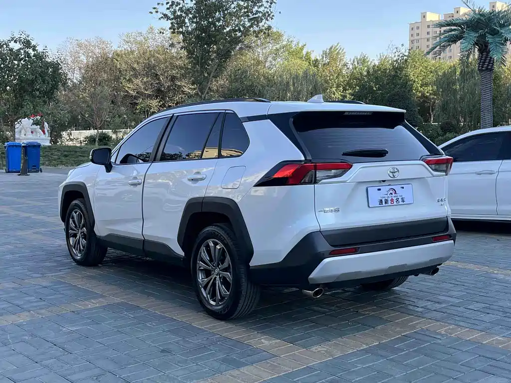Toyota RAV4 — фото 9