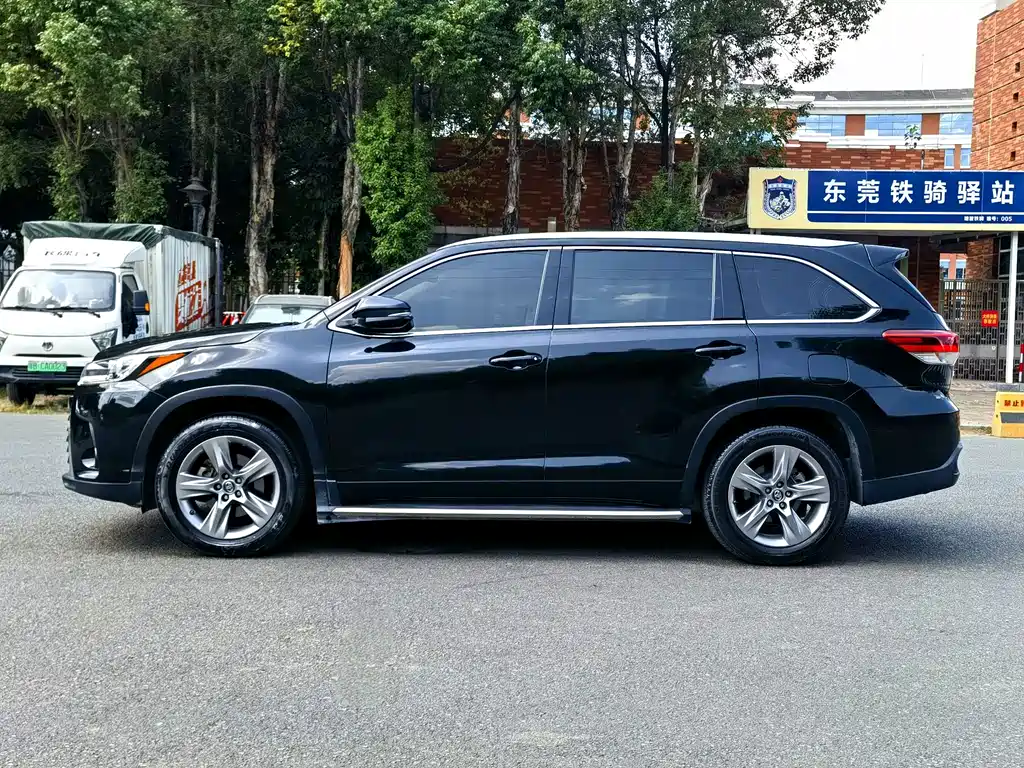 Toyota Highlander — фото 4