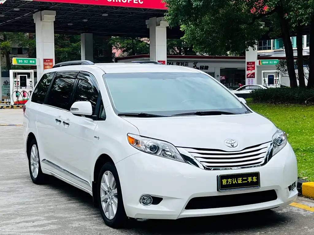 Toyota Sienna — фото 2