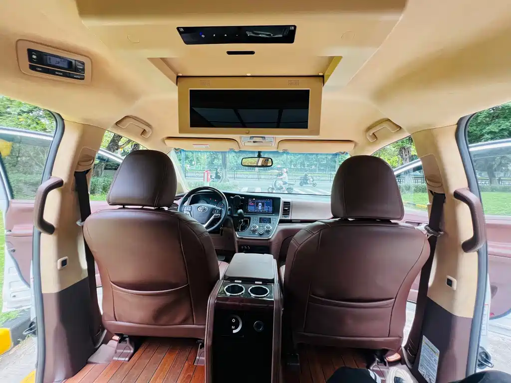 Toyota Sienna — фото 14