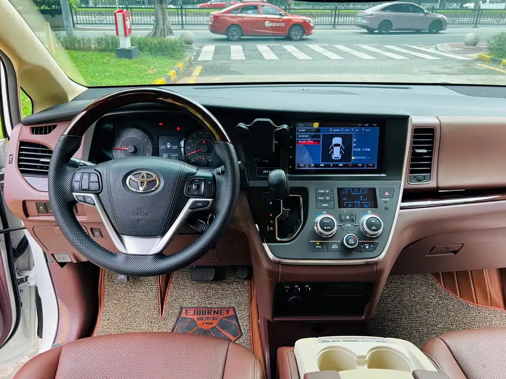 Toyota Sienna — фото 17