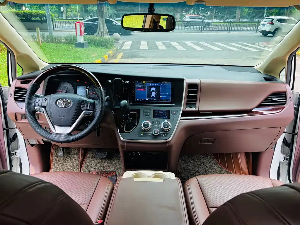 Toyota Sienna — фото 18