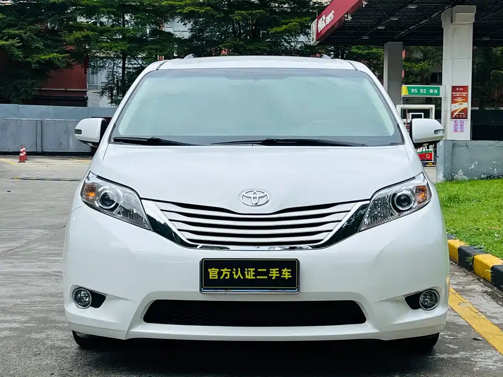 Toyota Sienna — фото 3