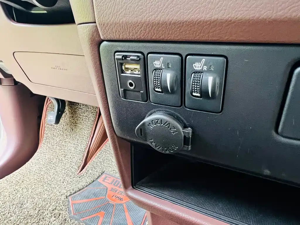 Toyota Sienna — фото 25