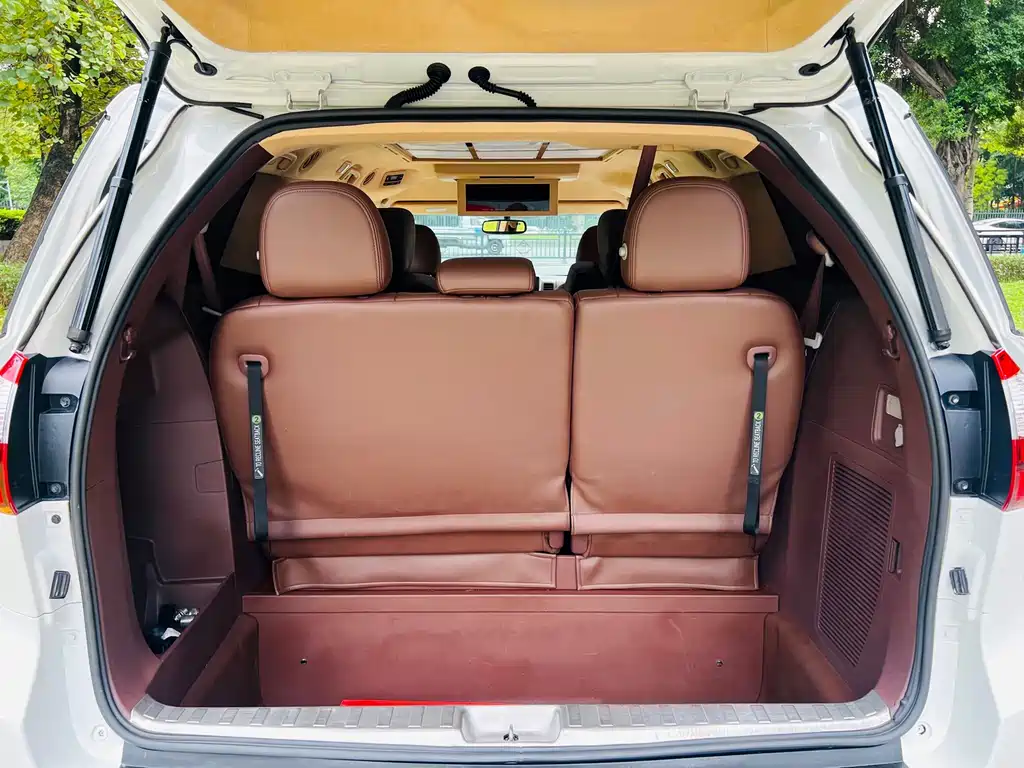 Toyota Sienna — фото 26