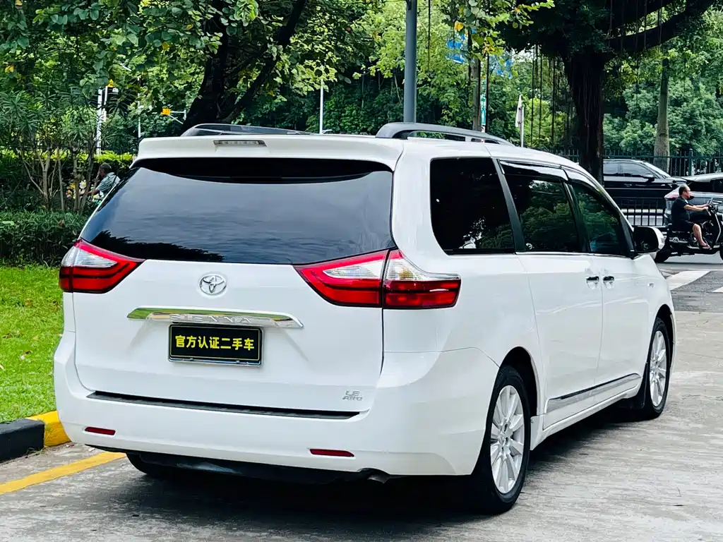 Toyota Sienna — фото 4