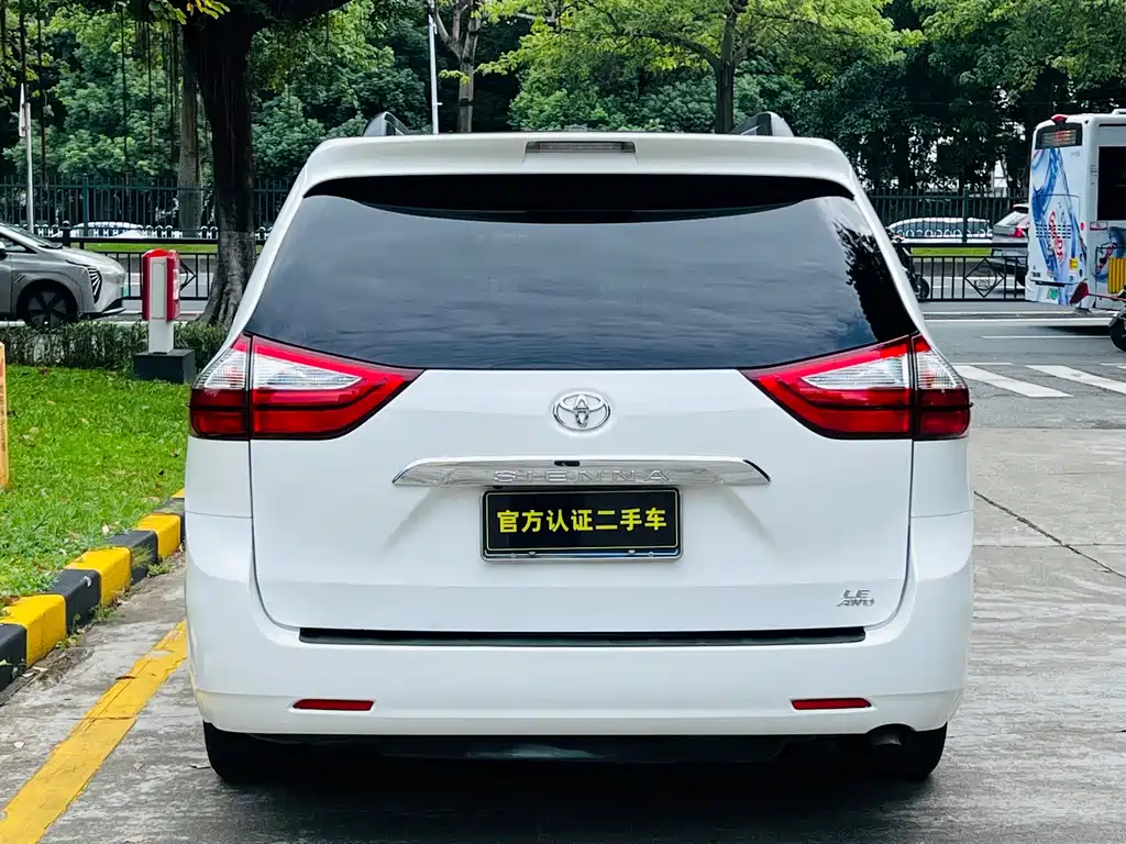Toyota Sienna — фото 5