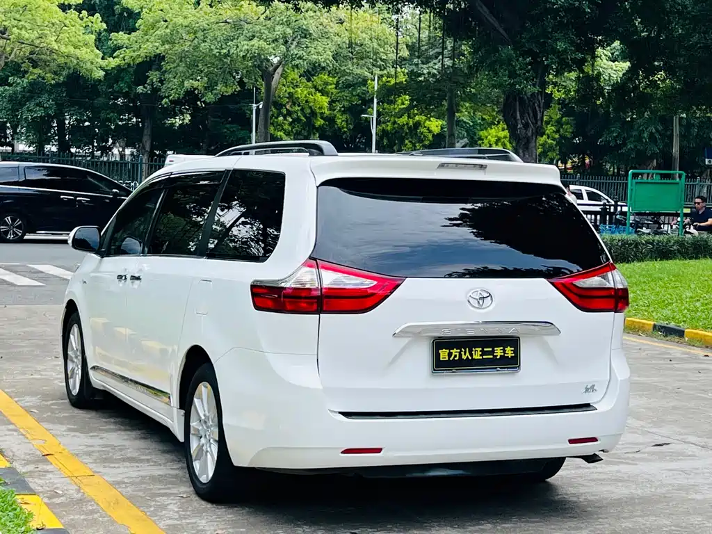 Toyota Sienna — фото 6