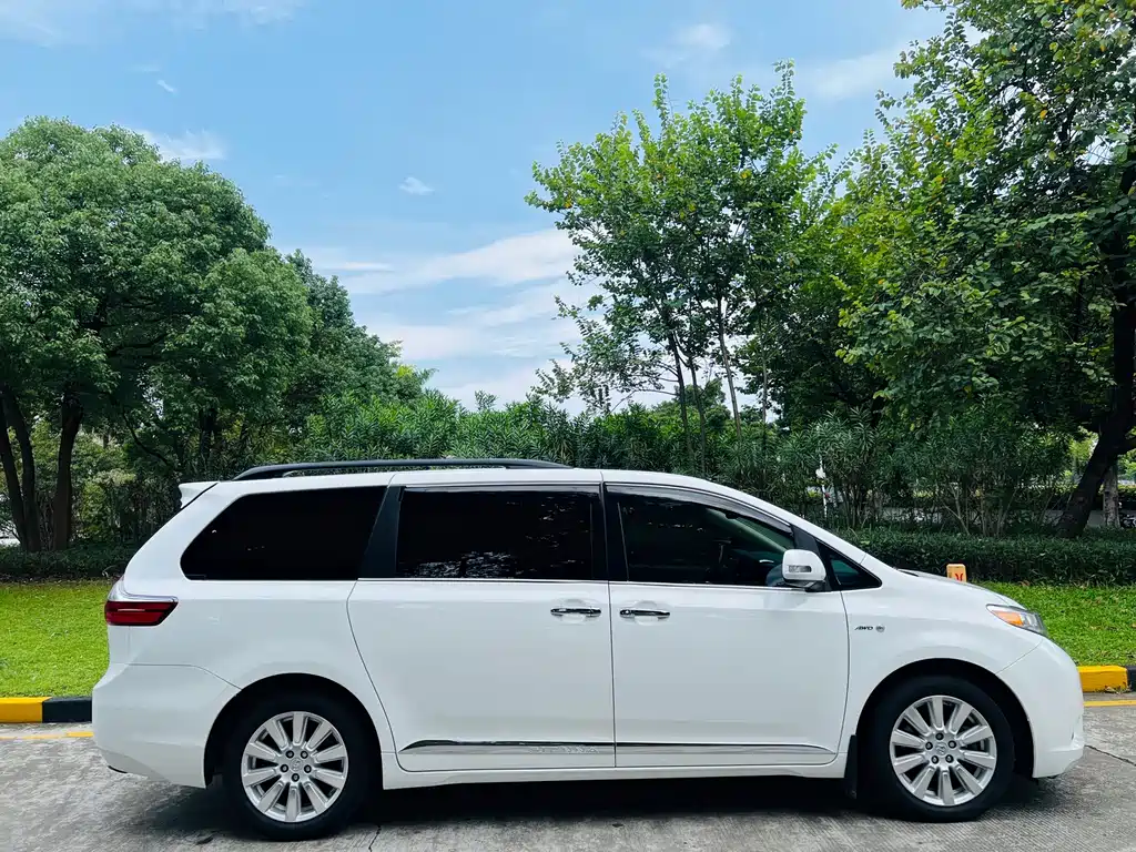 Toyota Sienna — фото 7