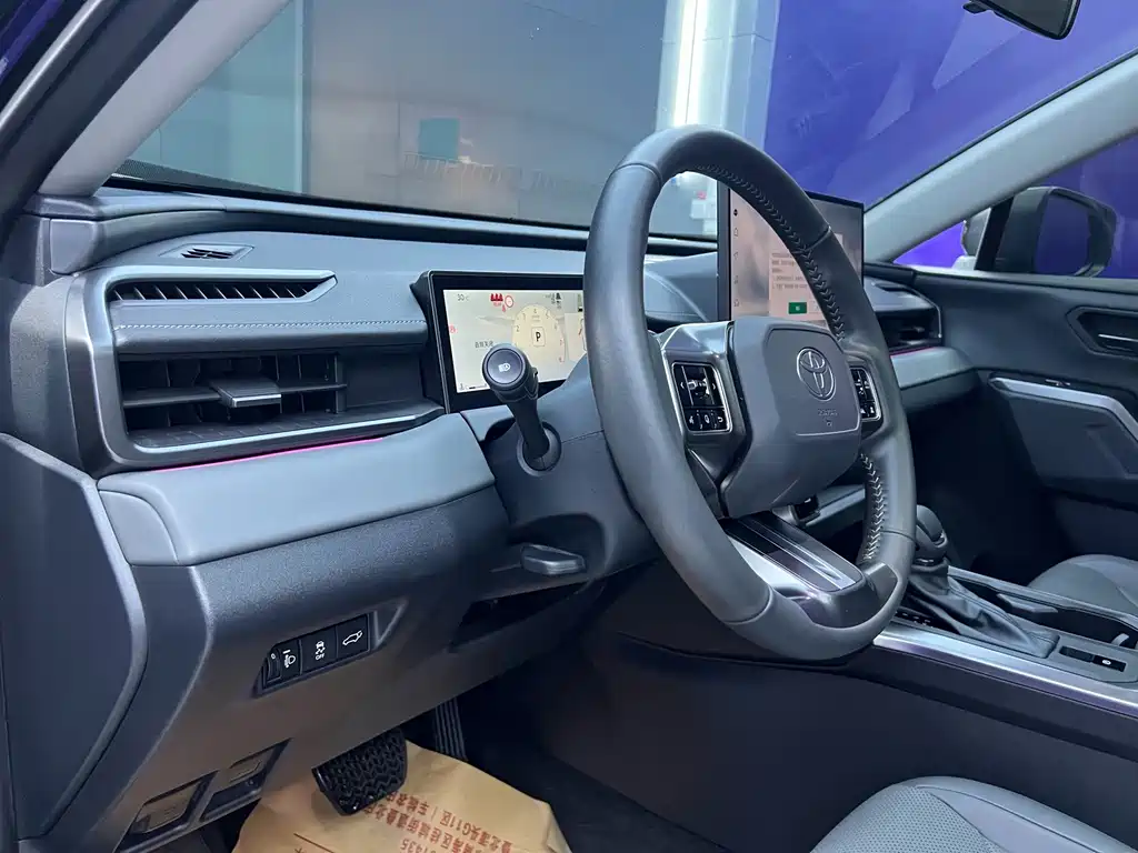 Toyota RAV4 — фото 14