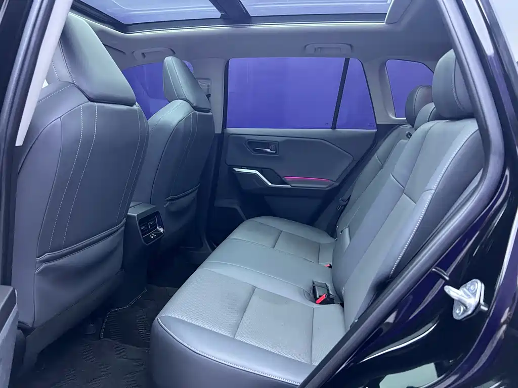 Toyota RAV4 — фото 7