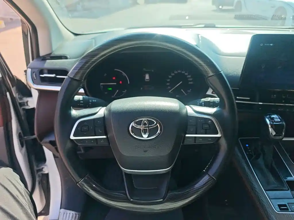 Toyota Sienna — фото 11