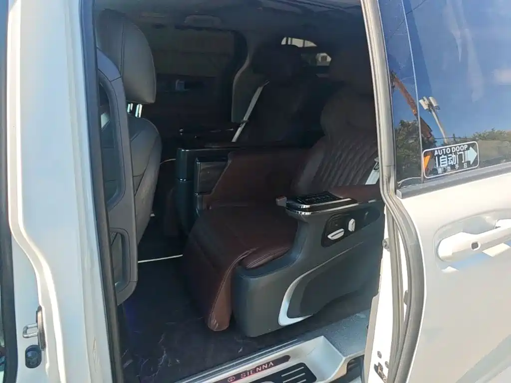 Toyota Sienna — фото 17