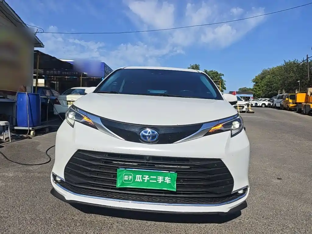 Toyota Sienna — фото 3