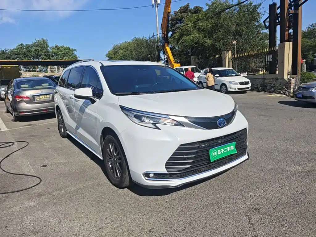 Toyota Sienna — фото 4