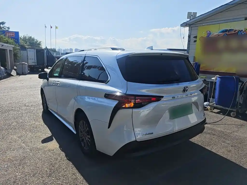 Toyota Sienna — фото 5