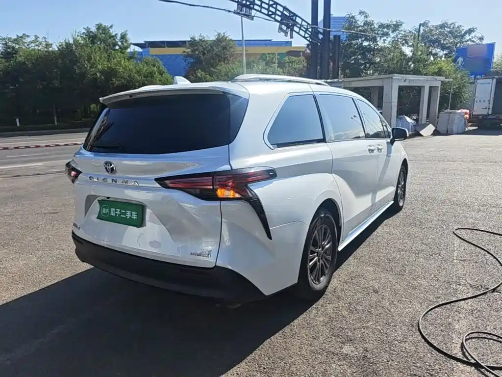 Toyota Sienna — фото 7