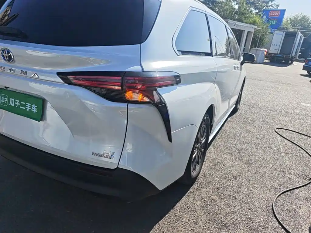 Toyota Sienna — фото 8