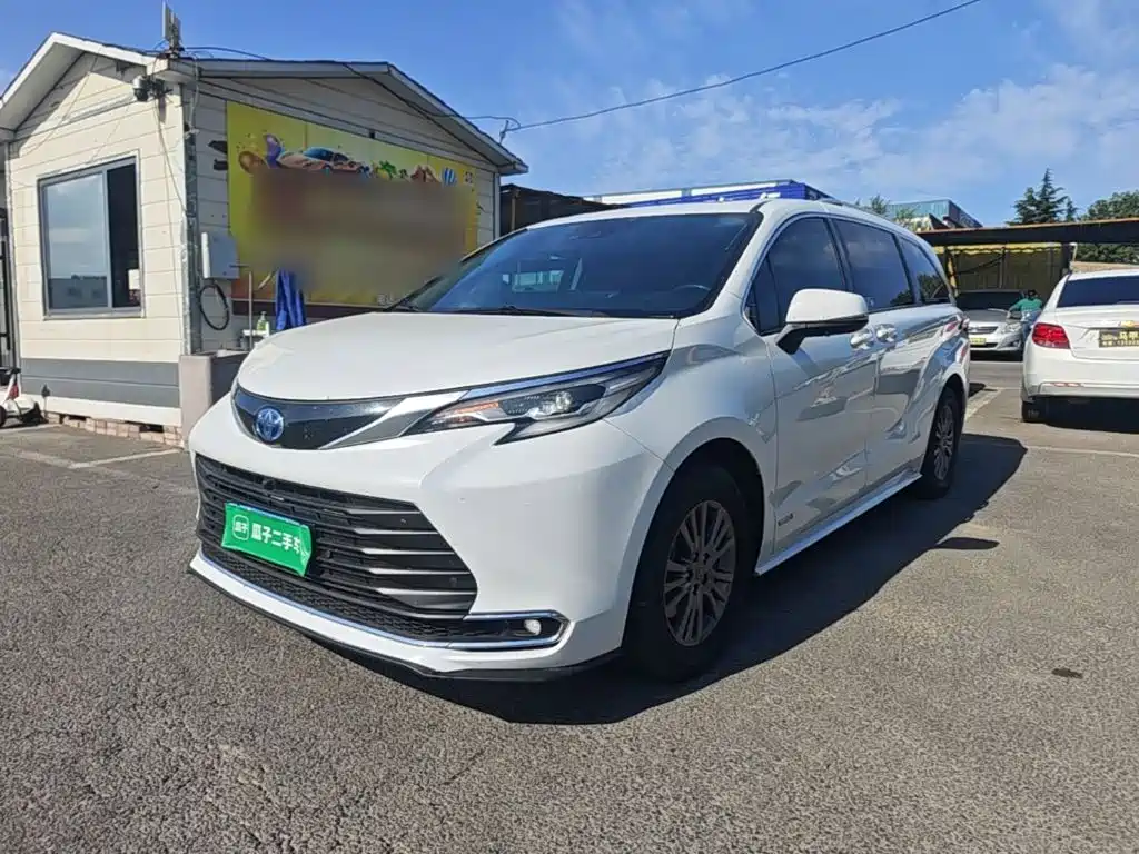 Toyota Sienna — фото 1