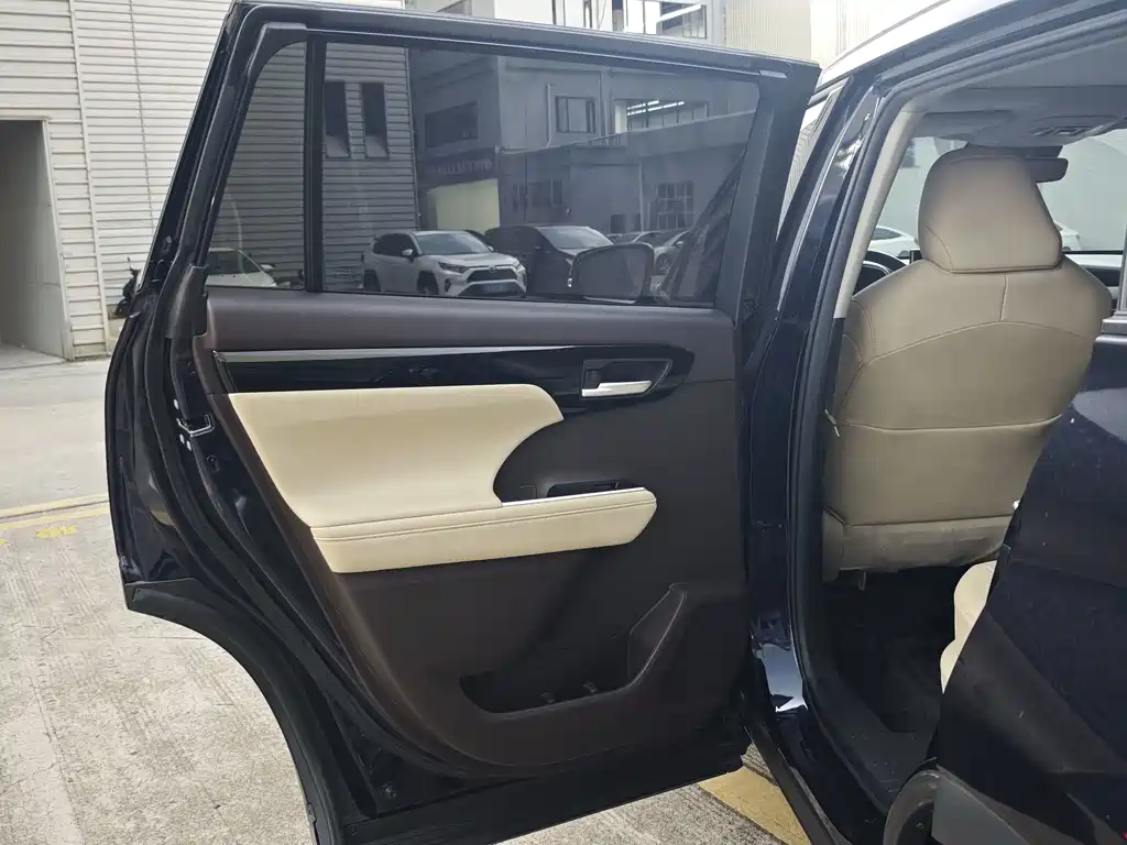 Toyota Highlander — фото 10