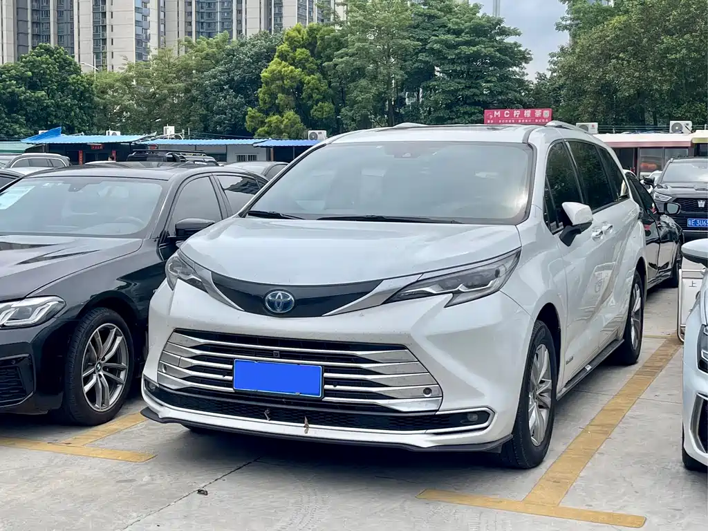Toyota Sienna — фото 2