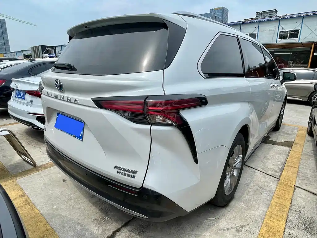 Toyota Sienna — фото 3