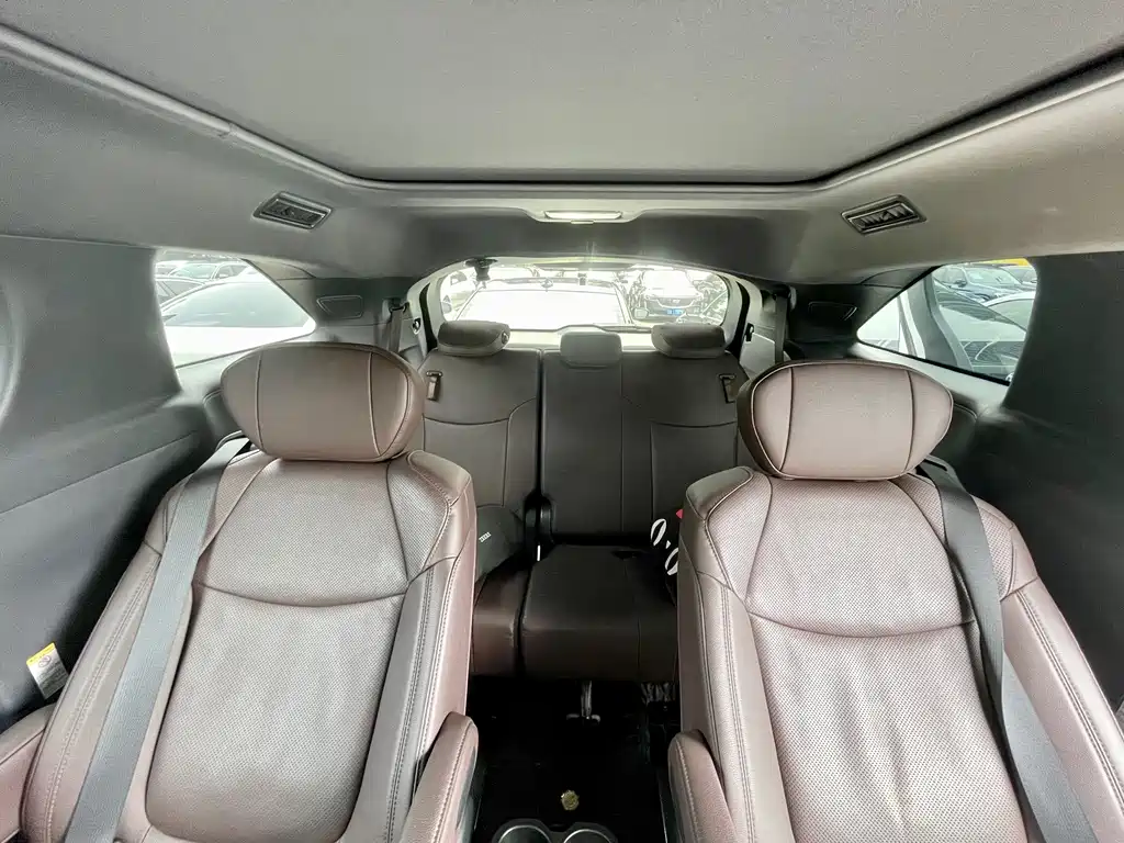 Toyota Sienna — фото 9