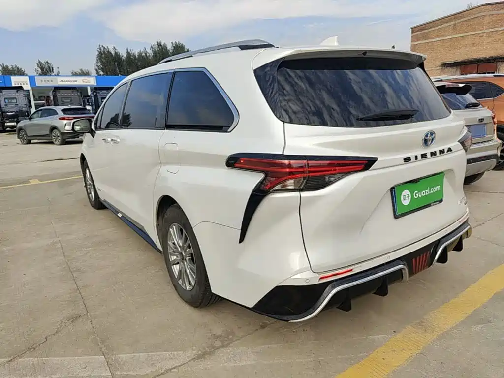 Toyota Sienna — фото 5