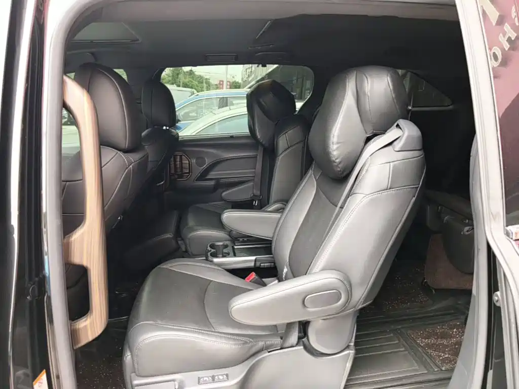 Toyota Sienna — фото 17