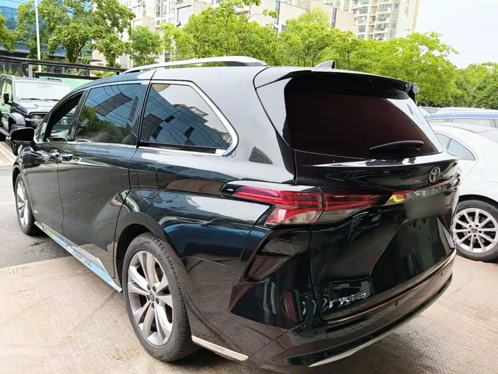 Toyota Sienna — фото 5
