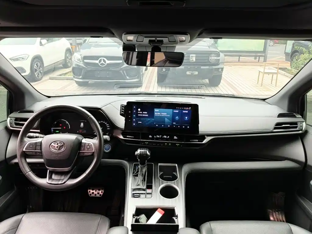 Toyota Sienna — фото 10