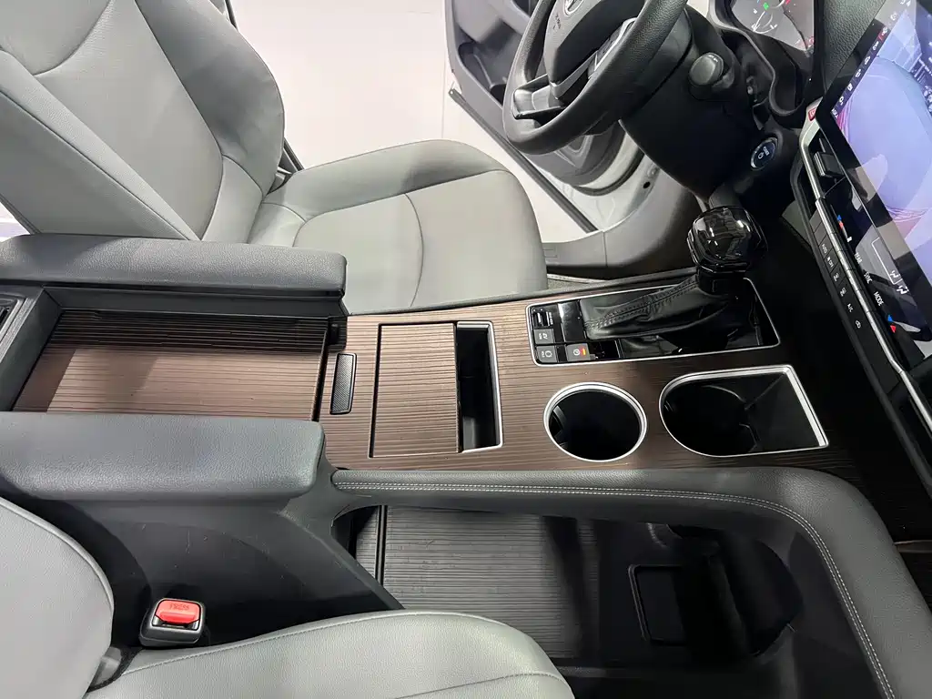 Toyota Granvia — фото 23